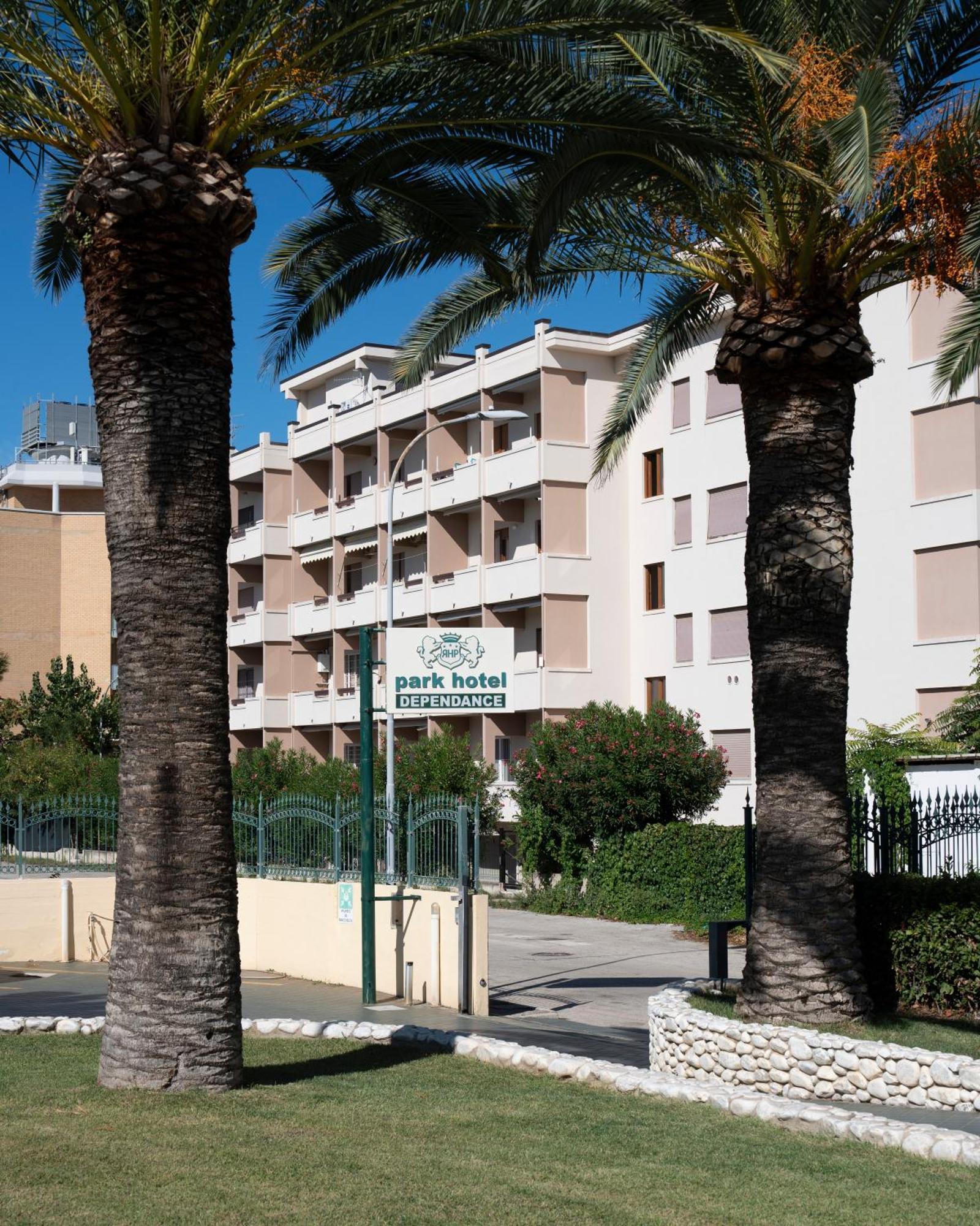 מרטינסיקורו Park Hotel & Dependance Con Spiaggia מראה חיצוני תמונה
